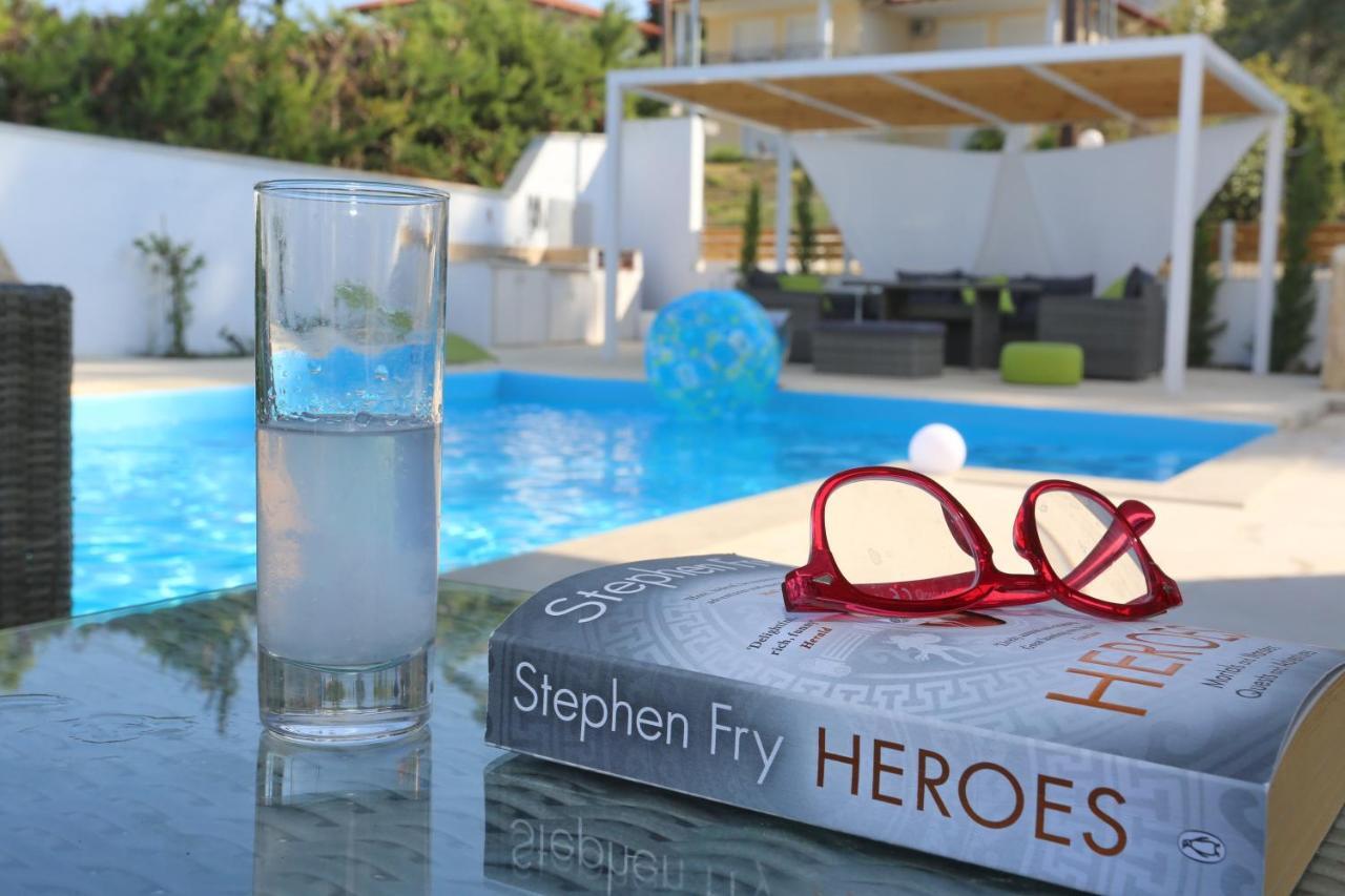 Villa Douglas - Private Pool, BBQ, 4Bdrms, View Pefkochori Esterno foto